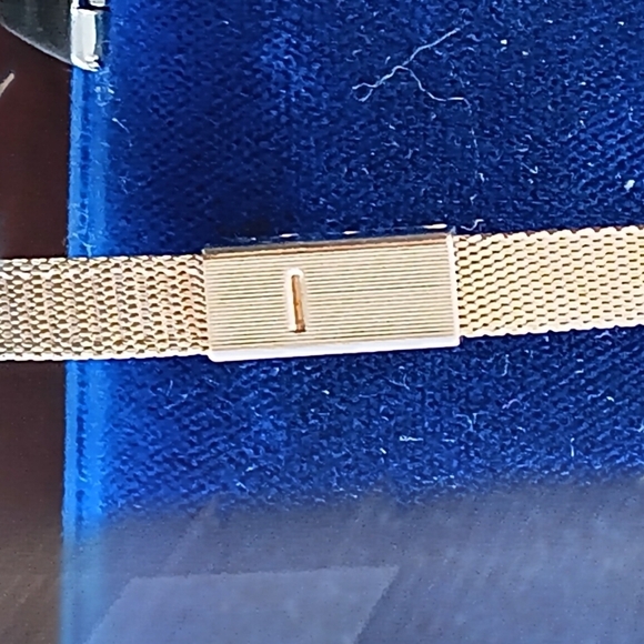 LIKE NEW SUTTON QUARTZ LADIES WATCH - Picture 7 of 7